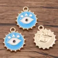 Primer plano detalle de dijes de mal de ojo de aleación redonda para manualidades. - Azul
