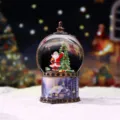 Kerst sneeuwbol lantaarn met Kerstman en boom, perfecte feestelijke huisnachtlamp decoratie. - Zwaaiende Kerstman Stijl (2483)