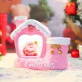 Veilleuse de maison de Noël rose avec jolie figurine de Père Noël pour la déco de bureau - Pot à Crayons Lumineux Rose Position Assise (-49A)