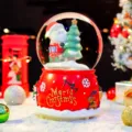 Weihnachtsschneekugel Ornament mit rotem Sockel und Weihnachtsmann Spieldose Dekor - Groß 100 Schnee+Licht+Musik / 2137 Weihnachtsmann klettert auf Baum
