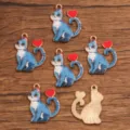 Ciondolo in metallo con gatto smaltato blu e cuore rosso per creazione di gioielli fai da te - Blu