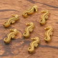 Antikgold Seepferdchen Metallperlen, kleine Loch Anhänger für DIY Schmuckherstellung Verbinder. - 7x15mm (0.9g)