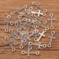 Silberne Kreuz Verbinder Anhänger für DIY Schmuckherstellung, Metall Legierung Details. - 1 Stück / Antiksilber