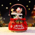 Detailansicht der LED-Weihnachtsschneekugel mit Weihnachtsmann und Rentier im Inneren. - 2136 Hirschschlitten / Groß 100 Schnee+Licht+Musik