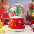 Kerst sneeuwbol bureaudecoratie met kerstman en boom cadeau voor vrouwen en meisjes - Klimmende Kerstman Stijl (2137) / Groot 100 Sneeuw+Licht+Muziek / Rood