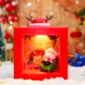 Weihnachts quadratische Laterne Tischdekoration mit Weihnachtsmann und festlichem Rentier Design. - Weihnachtsmann Hält Geschenk Laterne (8311) / Rot