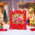 Weihnachtsgeschenktüte mit süßem Schneemann-Fensterdesign, festliche rote Feiertagsverpackung. - Weihnachtskristalllicht-Serie / 2261 Doppel-Schneemänner