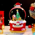 Detaillierte Nahaufnahme der leuchtenden Weihnachts-Schneekugel mit festlichen Requisiten. - Schlitten Rentier Stil(2383) / Groß 100# Innenrotation+Schnee+LED Licht+Musik