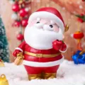 Süße Weihnachtsmann Desktop Figur, Resin Weihnachtsdekoration für gemütliche Festtage. - Stehender Weihnachtsmann Gelbe Geschenkbox (2109-7) / Gelb