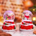 Weihnachts Mini Schneekugel Ornament, leuchtende Weihnachtsmann Nachtlicht Deko. - Stil 6717 (Weihnachtsmann Rote Basis) / 45# Mini-Kristallkugel