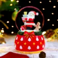 Weihnachtliche Schneekugel Variante mit Weihnachtsmann und Lebkuchenmann auf rotem Sockel. - Groß 100mm Fliegender Schnee Licht Musik Stil / 2051 Geschenke haltend