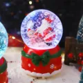 Weihnachtskugel Spieluhr mit roter Schleife, festlicher Weihnachtsmann Variante Geschenk. - Groß 100mm Fliegender Schnee Licht Musik Stil / 2021 Bär