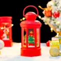 Weihnachtliche rote Laterne als Hängelampe mit Weihnachtsbaum für festliche Raumdekoration. - Weihnachtskristalllicht-Serie / 2208 Weihnachtsbaum