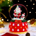 Weihnachtskugel Schneekugel mit Weihnachtsmann Figur Roter Sockel Tannenbaum Deko Geschenk - Weihnachtsmann trägt Geschenk (2051) / Groß 100 Schnee+Licht+Musik