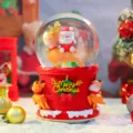 Weihnachtsschneekugel Detail mit Weihnachtsmann auf Rentier auf festem rotem Sockel. - Groß 100# Innenrotation+Schnee+LED Licht+Musik / Weihnachtsmann auf Rentier Reiten Stil (2086)