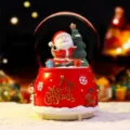 Nahaufnahme der Weihnachts-Schneekugel mit Weihnachtsmann und stimmungsvollen Lichtern. - Weihnachtsmann Mit Sack Stil (2137) / Groß 100 Schnee+Licht+Musik