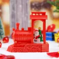 Rote Weihnachts-Zug Dekoration mit Weihnachtsmann und Tannenbaum für festliche Deko. - Weihnachtskristalllicht-Serie / 2250 Weihnachtsmann mit Sack Zug