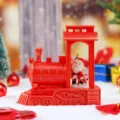 Rote Weihnachts-Zug-Figur mit Weihnachtsmann und Schneemann, festliche Tischdekoration. - Weihnachtskristalllicht-Serie / 2250 Weihnachtsmann und Schneemann Zug
