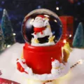 Weihnachtliche Schneekugel mit Weihnachtsmann und Rentier, rote Basis, schöne Tischdeko. - Zurückblickendes Rentier (8W025) / Groß (100#) Schneiend Extern Rotierend