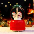 Detailansicht der Weihnachtsschneekugel mit Miniatur-Weihnachtsmann und Rentieren. - 6001 Karussell / Groß 100 (Schneefall+Licht+Musik)