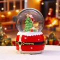Detailansicht der Weihnachtsschneekugel mit Santa und leuchtendem Weihnachtsbaum. - 2041 Sterne auf der Leiter Pflücken / Groß 100 Schnee+Licht+Musik