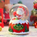 Weihnachts-Schneekugel Dekoration mit LED-Lichtern und Schneeeffekt für festliche Deko. - Sitzende Pose(392) / Groß 100 Schnee+Licht+Musik