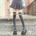 Graue Kniestrümpfe mit weißen Doppelstreifen Details, bequeme Strickware für Beine. - Einheitsgröße / Graue Overknee-Socken