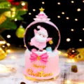 Palla di neve di Natale rosa Babbo Natale decorazione con fiocco e albero luminoso. - Stile in Piedi con Cappello Rosa (2061) / Grande 100 Neve+Luce+Musica