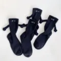 Schwarze Magnet Socken Hände halten süße Paare Neuheit Crew Socken Detailansicht - Einheitsgröße / Besticktes Auge (Magnetisch) / Schwarz