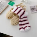 Detailaufnahme von Retro gestreiften Stulpensocken mit beigen Jelly-Sandalen kombiniert. - Einheitsgröße / Wassermelonenrot