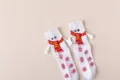 Chaussettes blanches magnétiques de Noël se tenant la main, chaussettes fantaisie amusantes. - Style H