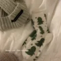 Flauschige Pluesch Wintersocken mit niedlichem gruenem Dinosaurier Muster fuer Damen - Einheitsgröße / Dinosaurier