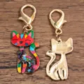 Pendentif chat en alliage émaillé coloré avec fermoir mousqueton dorée pour la création de bijoux DIY. - Style Avec Fermoir Mousqueton / Rouge