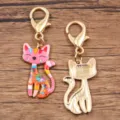 Pendentif chat en alliage doré émaillé avec fermoir mousqueton pour bijoux DIY 1pc - Style Avec Fermoir Mousqueton / Rose