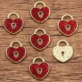 Ciondolo lucchetto a forma di cuore glitter rosso accessori in lega per gioielli - Stile 5 Lucchetto Cuore / 11x13mm / Rosso