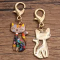 Charm Pendentif En Alliage Émaillé Chat Mignon Avec Mousqueton Doré Pour Bijoux DIY - Style Avec Fermoir Mousqueton / Jaune