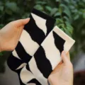 Nahaufnahme von schwarz-weißen asymmetrisch gestreiften Baumwollsocken im Streetstyle. - Einheitsgröße / Schwarz Weiß