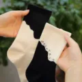 Asymmetrische kontrastierende lange Socken, schwarz und weiss Bergmuster Streetwear. - Einheitsgröße / Schwarz-weiß - Asymmetrisch