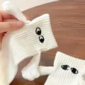 Weiße magnetische Händchenhalten Socken für Paare, süße Plüscharme Neuheit lustige lange Socken. - Einheitsgröße / Besticktes Auge (Magnetisch) / Weiß