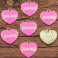 Ciondolo in lega a cuore smaltato rosa con lettera XOXO per accessori di bigiotteria fai da te - Stile 10 Cuore XOXO / 21x21mm / Rosa