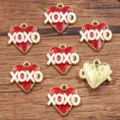 Ciondolo a cuore glitter rosso XOXO in metallo per la creazione di gioielli fai da te. - Stile 11 Cuore XOXO / 15x15mm / Rosso