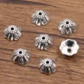Antiek zilveren legering bloem kraalkapjes voor DIY sieraden maken en mooie armbanden. - Bloemvormige Kraalkap (2050) / 1 Stuk (4x10mm) / Antiek Zilver