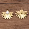 Edelstahl Sonnenblumen Anhänger Charms mit weißem Stein für DIY Schmuckherstellung. - Fächerförmiger Sonnenstrahl-Stil / 1 Stück/Packung (23x24mm) / Weiß