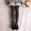 Detailansicht der dunkelgrauen Lolita-Strumpfhose kombiniert mit Schleifenschuhen und Rock. - Einheitsgröße / Schwarz