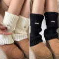 Comfortabele gebreide beenwarmers met een prachtig metalen detail voor herfst en winter outfit. - Gevoerd Breed Model / Gemengde Kleur (Wit+Zwart)