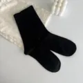 Calzini neri a tubo medio, stile minimalista in misto cotone, comfort quotidiano. - Taglia unica / Nero