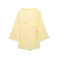 Blouse portefeuille en lin jaune clair avec col en V et lien latéral, style chic de printemps. - XS / Hauts / Jaune