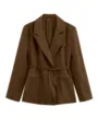Détail du revers du blazer marron pour femme et de la ceinture, style vêtement élégant - XS / Marron