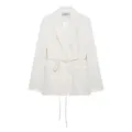 Vue détaillée du blazer blanc pour femme en mélange de lin avec col à revers et ceinture. - Blanc