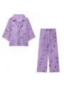 Vue détail du pyjama violet en jacquard fleuri avec une élégante chemise à revers et pantalon. - S / Haut Et Bas / Ensemble Violet